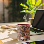 Mug Leopard motif brun noir bronze doré<br><div class="desc">Une élégante,  glamour et féminine avec motif léopard marron,  doré et noir,  décorée de confettis dorés. Modèle pour votre nom. Un cadre de couleur bronze imitation. Lettres blanches.</div>