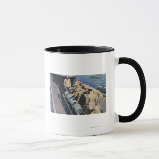 Mug L'équipage du bateau de Topedo prépare une charge (Droite)