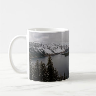 MUG LES ARBRES SUR LA MONTAGNE COUVERTE DE NEIGE PRÈS