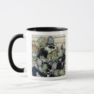Mug Les aviateurs aident un soldat d'armée de