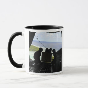 Mug Les aviateurs sortent une palette de biens donnés