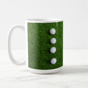 Mug Les balles de golf sont sur de l'herbe verte