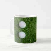 Mug Les balles de golf sont sur de l'herbe verte (Devant gauche)