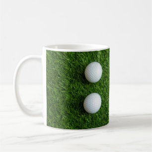 Mug Les balles de golf sont sur de l'herbe verte
