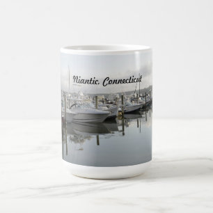 Mug les bateaux se sont accouplés dans une marina dans
