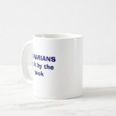 Mug Les bibliothécaires le font par le livre (Devant gauche)
