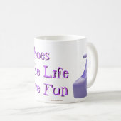 Mug Les chaussures font à la vie plus d'amusement - (Devant droit)
