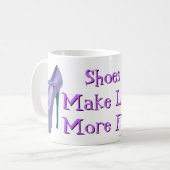 Mug Les chaussures font à la vie plus d'amusement - (Devant gauche)