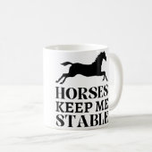 Mug Les chevaux me gardent stable Course d'équitation (Devant droit)