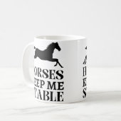 Mug Les chevaux me gardent stable Course d'équitation (Devant gauche)