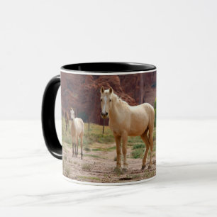 Mug Les chevaux navajos courent librement sur le fond 