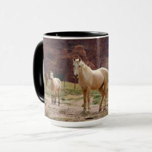 Mug Les chevaux navajos courent librement sur le fond 