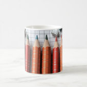 Mug Les crayons de couleur sont disposés pour illustre (Centre)