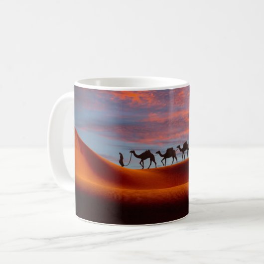 Mug Les déserts | Homme et chameaux dans les dunes de  (Devant gauche)