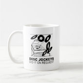 Mug les disc jockeys le font sur demande (Gauche)