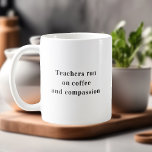 Mug Les Enseignants Fonctionnent Sur Citation De Café<br><div class="desc">**Présentation de notre Mug "Enseignants courent sur le café et la compassion" : Honoring Educators** Célébrez le dévouement et le coeur des enseignants avec notre Mug "Enseignants courent sur le café et la compassion". Cette tasse soigneusement conçue non seulement tient votre brin préféré, mais sert aussi de hommage aux éducateurs...</div>