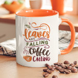 Mug Les feuilles Tirent Du Café Appelle Mignonne Autom<br><div class="desc">Admirez les ambiances douillettes de l'automne avec cette mignonne tasse d'automne avec l'expression ludique : "Les Feuilles tombent, le café est en appel." Parfait pour les amateurs de café qui adorent la saison d'automne, cette tasse apporte chaleur et charme à chaque gorgée. Avec ses couleurs automnales et son design charmant,...</div>