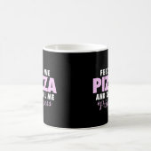 Mug Les filles drôles m'alimentent la pizza et (Centre)