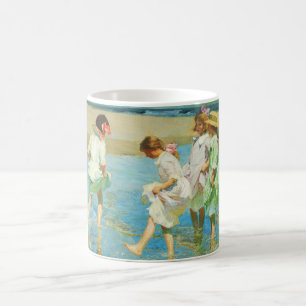 Mug Les filles marchent dans l'eau au bord de la mer
