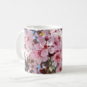 Mug Les fleurs roses sur l'arbre à fleurs ornemental (Devant gauche)