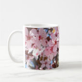 Mug Les fleurs roses sur l'arbre à fleurs ornemental (Gauche)