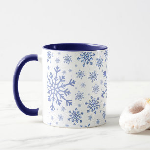 Mug Les flocons de neige bleus de la marine en hiver