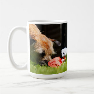 Mug Les Fubby jouent une parodie avec un chien comme t