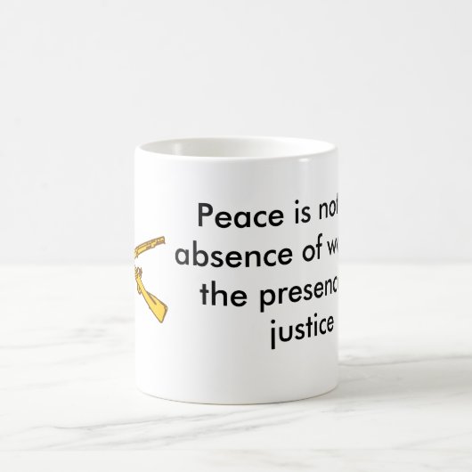 Mug les fusils croisés, paix n'est pas l'absence de la (Centre)