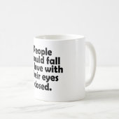 Mug Les gens devraient tomber amoureux les yeux fermés (Devant droit)