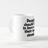 Mug Les gens devraient tomber amoureux les yeux fermés (Devant gauche)