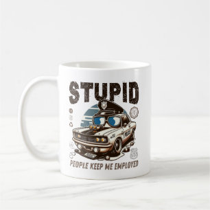 Mug Les gens stupides me gardent employé
