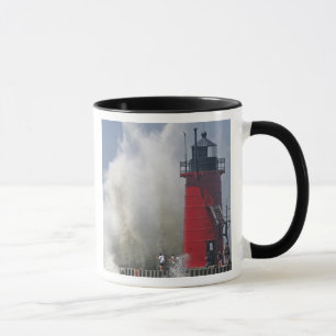 Mug Les gens sur la jetée regardent de grandes vagues