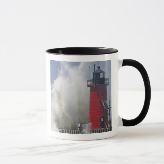 Mug Les gens sur la jetée regardent de grandes vagues  (Droite)