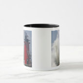 Mug Les gens sur la jetée regardent de grandes vagues  (Centre)