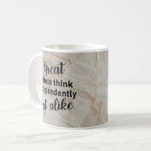 Mug Les grands esprits pensent indépendamment, pas com (Devant gauche)