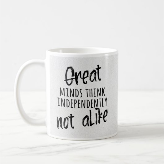 Mug Les grands esprits pensent indépendamment, pas com (Gauche)
