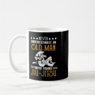 Mug Les hommes ne sous-estiment jamais Un vieil homme 