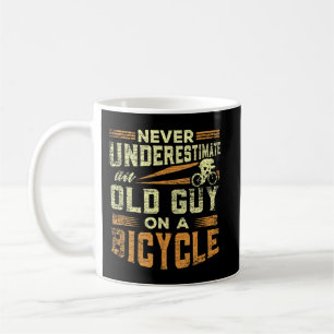 Mug Les hommes ne sous-estiment jamais un vieil homme