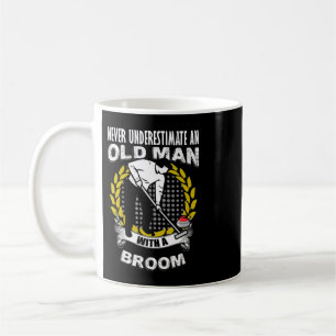 Mug Les hommes ne sous-estiment jamais un vieil homme