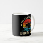 Mug Les Hommes Ne Sous-Estiment Jamais Un Vieux Homme  (Devant droit)