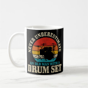 Mug Les Hommes Ne Sous-Estiment Jamais Un Vieux Homme 