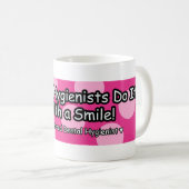 Mug Les hygiénistes dentaires le font avec un sourire (Devant droit)