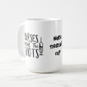 Mug Les infirmières à double seringue appellent les ch (Devant gauche)
