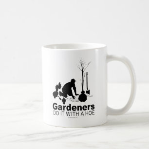 Mug les jardiniers le font avec une houe