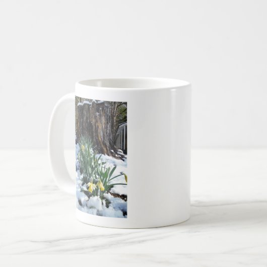 Mug Les jonquilles jaunes dans la neige (Devant gauche)