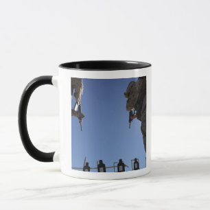Mug Les marines changent des magazines au milieu de la