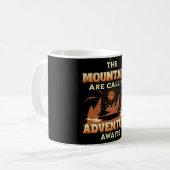 Mug Les montagnes appellent, l'aventure attend (Devant gauche)