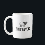 Mug Les moutons arrivent<br><div class="desc">Sheep Happens avec un mouton de dessin animé. Un design idéal pour un fermier ou pour quiconque aime les puns d'animaux. Il est composé d'un mignon agneau en caricature.</div>