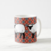 Mug Les moutons sur le Motif rouge orné (Devant droit)