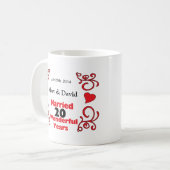 Mug Les noms rouges de rouleau et de coeurs et datent (Devant gauche)